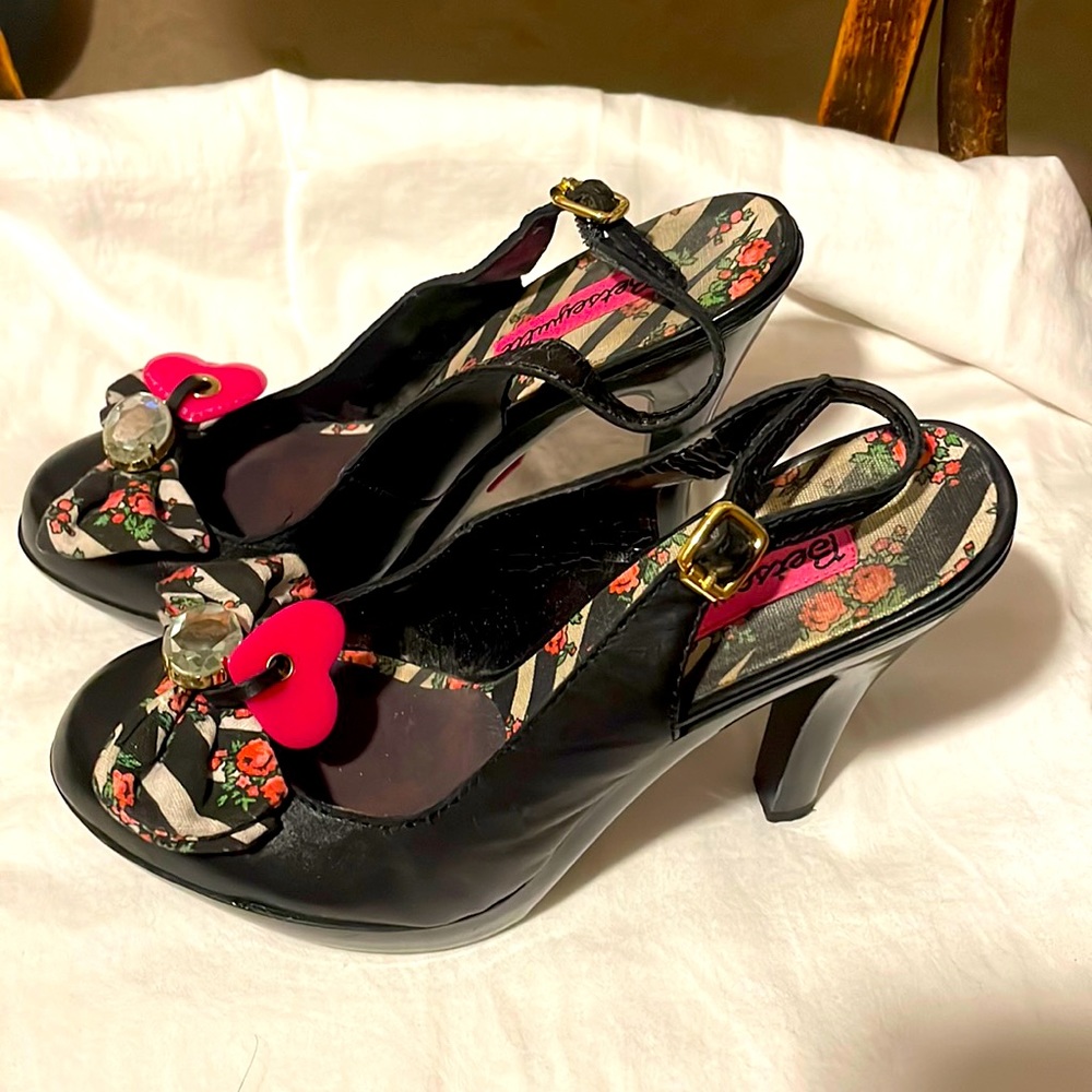 Betseyville summer pumps with red heart